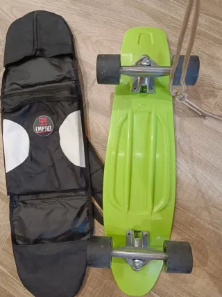 Monopatín verde con funda