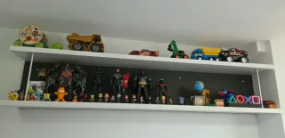 Habitación juvenil con escritorio y estanterías.