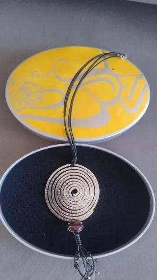 Colgante Fossil Espiral Plata y Lila