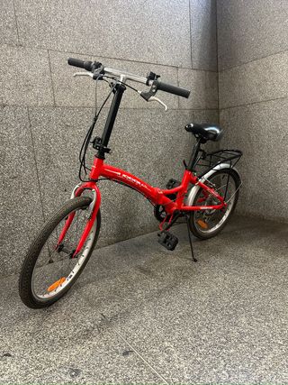 Bicicleta plegable urbana roja