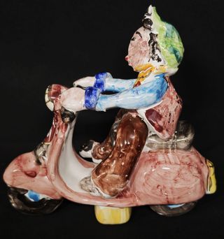 Salernitana – Ragazzo su vespa – Ceramica