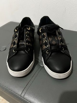 Scarpe Guess con lacci nere e marroni