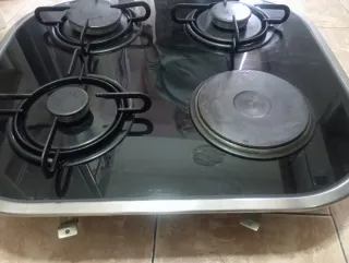 Cocina de gas 4 fuegos.