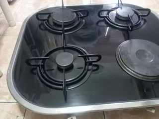 Cocina de gas 4 fuegos.