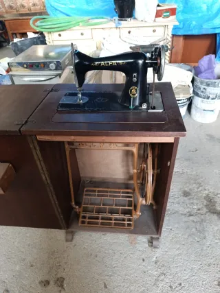 Máquina de coser Alfa antigua
