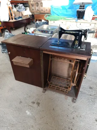 Máquina de coser Alfa antigua