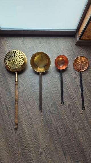 Lote Antigüedades: Calentador Cama y Cazos