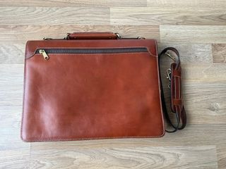 Maletín de piel marrón