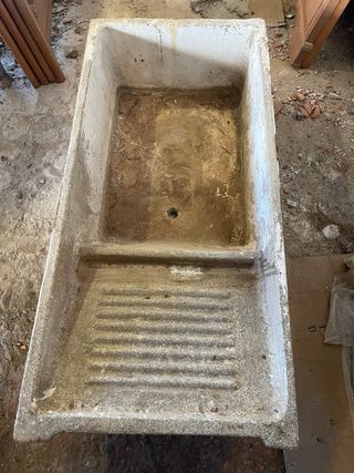 Pila lavadero antigua con lavabo a juego