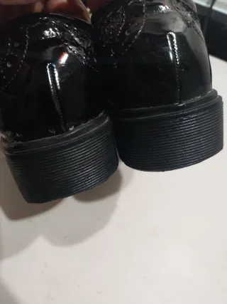 Scarpe eleganti vernice nera e pizzo