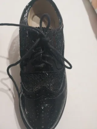 Scarpe eleganti vernice nera e pizzo