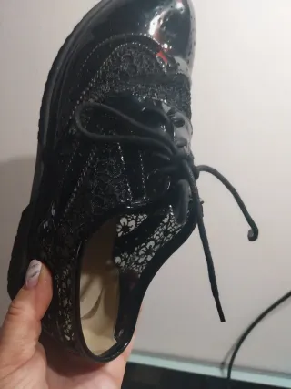 Scarpe eleganti vernice nera e pizzo