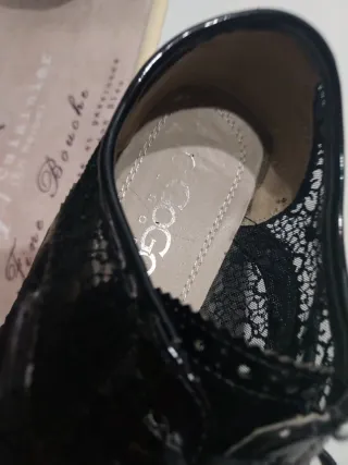 Scarpe eleganti vernice nera e pizzo