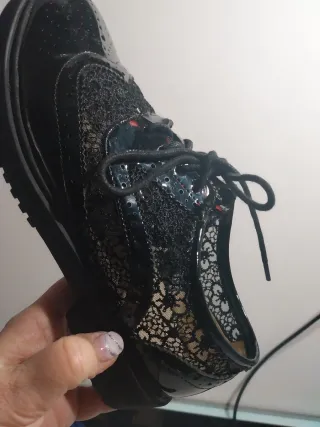 Scarpe eleganti vernice nera e pizzo