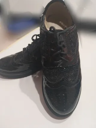 Scarpe eleganti vernice nera e pizzo