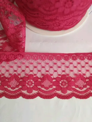 Encaje de nailon en rosa grosella