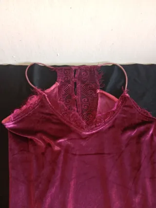 Vestido morado de terciopelo con encaje