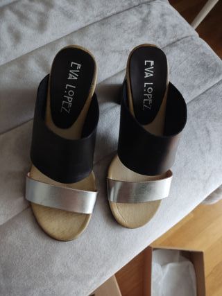 Sandalias Eva Lopez negras y plateadas