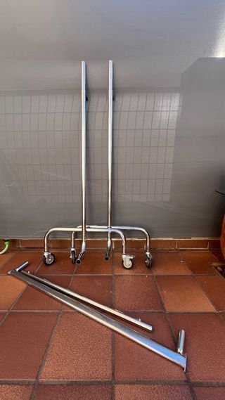 Perchero Cromado con Ruedas Diámetro 80 mm.