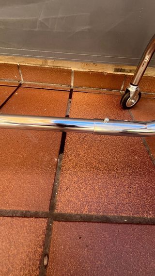 Perchero Cromado con Ruedas Diámetro 80 mm.