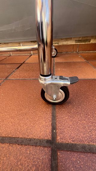 Perchero Cromado con Ruedas Diámetro 80 mm.