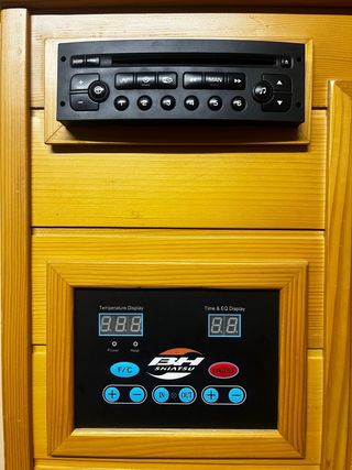 Sauna de madera con panel de control