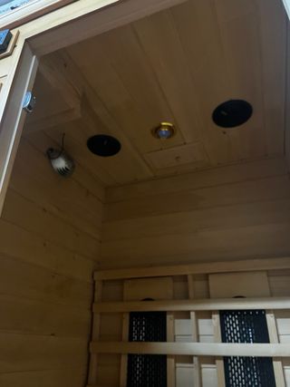 Sauna de madera con panel de control