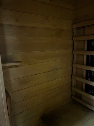 Sauna de madera con panel de control