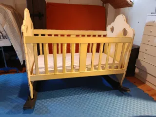 Cuna de madera con balancín