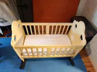 Cuna de madera con balancín