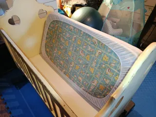 Cuna de madera con balancín