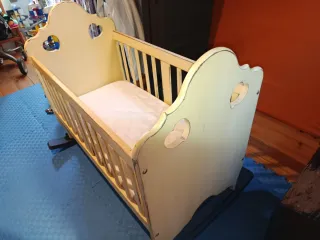 Cuna de madera con balancín