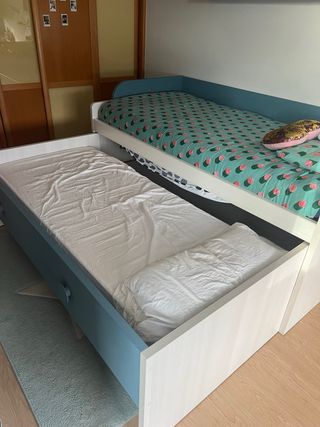 Cama nido con escritorio y baldas