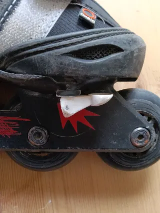 Patines en línea negros y rojos