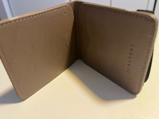 Billetera y llavero Scalpers beige Color topo