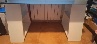 Escritorio cristal negro patas blancas