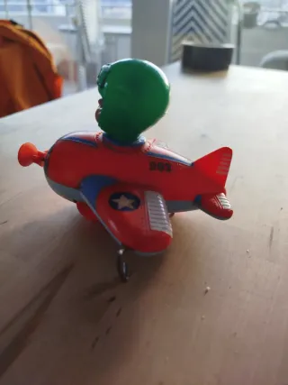 Avión de juguete vintage antiguo con piloto