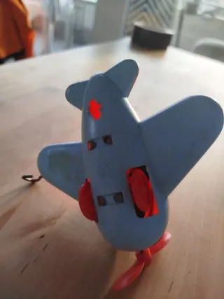 Avión de juguete vintage antiguo con piloto