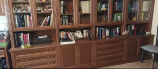 Mueble de madera con puertas de cristal