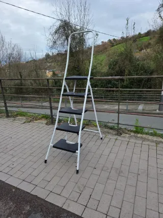 Escalera plegable 4 peldaños