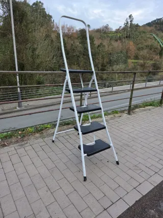 Escalera plegable 4 peldaños