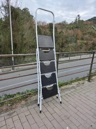 Escalera plegable 4 peldaños