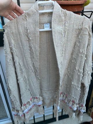 Rebeca beige con detalles rosas