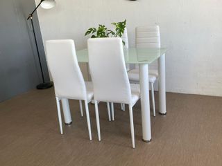 Mesa de cristal con 4 sillas blancas + Envio