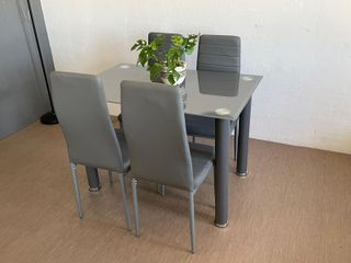 Mesa de cristal con 4 sillas grises + Envio