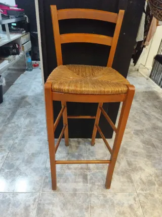 Taburete de madera con asiento de yute