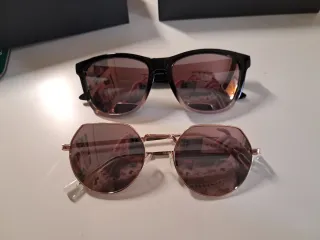 Gafas de sol Hawkers negras y rosa oro.