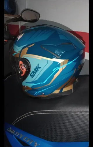 Casco SMK Azul y Dorado