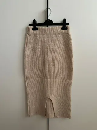 Conjunto falda y jersey beige