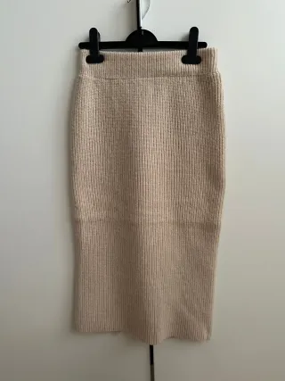 Conjunto falda y jersey beige